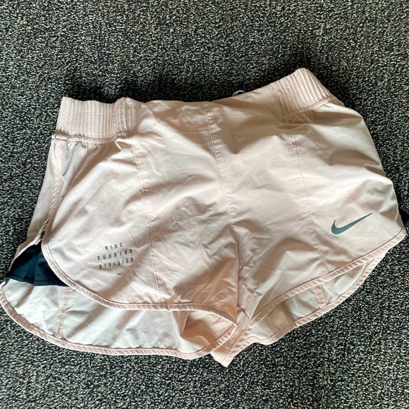 Nike shorts pink - Picture 1 of 2
